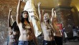 Обнаженные Femen прорвались в Лувр к Венере Милосской. ФОТО
