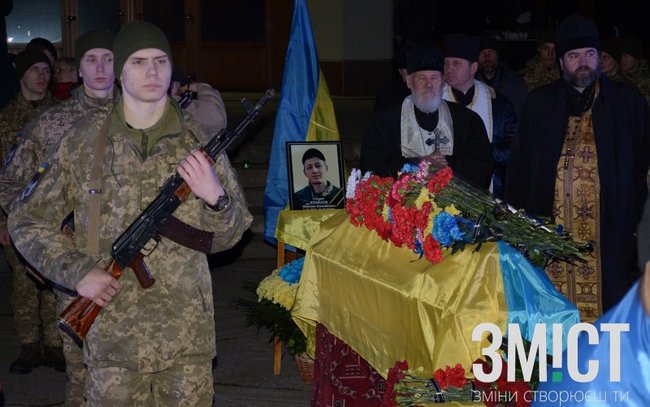 С погибшим на Донбассе воином Максимом Хитайловым попрощались в Полтаве 01