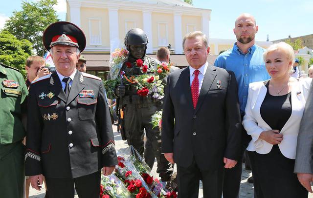 крым памятник зеленые человечки