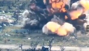 Дрон-камікадзе залітає на склад боєприпасів, який окупанти влаштували у напівзруйнованому будинку. ВIДЕО