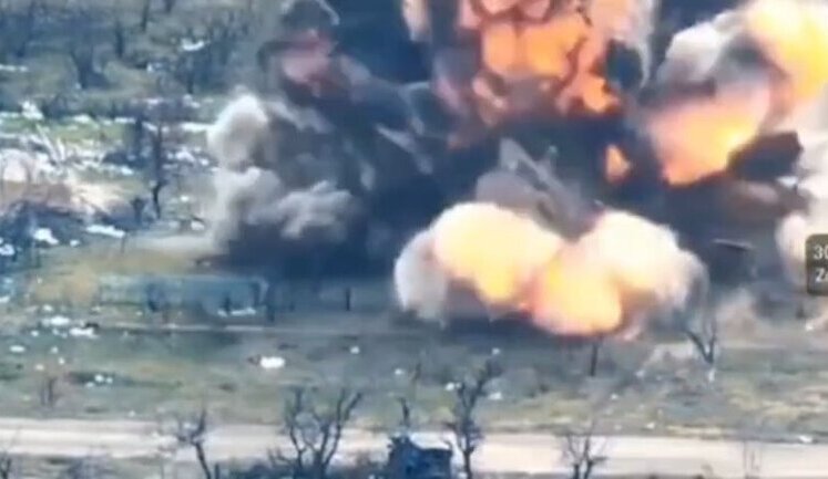 Дрон-камікадзе залітає на склад боєприпасів, який окупанти влаштували у напівзруйнованому будинку. ВIДЕО