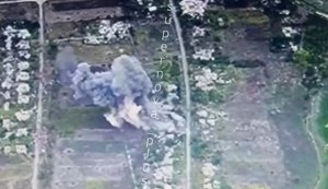 Попадание авиабомбы во вражеский склад боеприпасов. ВИДЕО