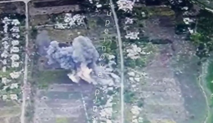 Попадание авиабомбы во вражеский склад боеприпасов. ВИДЕО