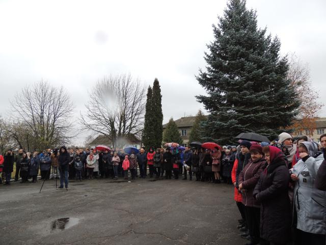 Меморіальну дошку загиблому на Донеччині військовослужбовцеві Миколі Сaюку відкрили на Рівненщині 04