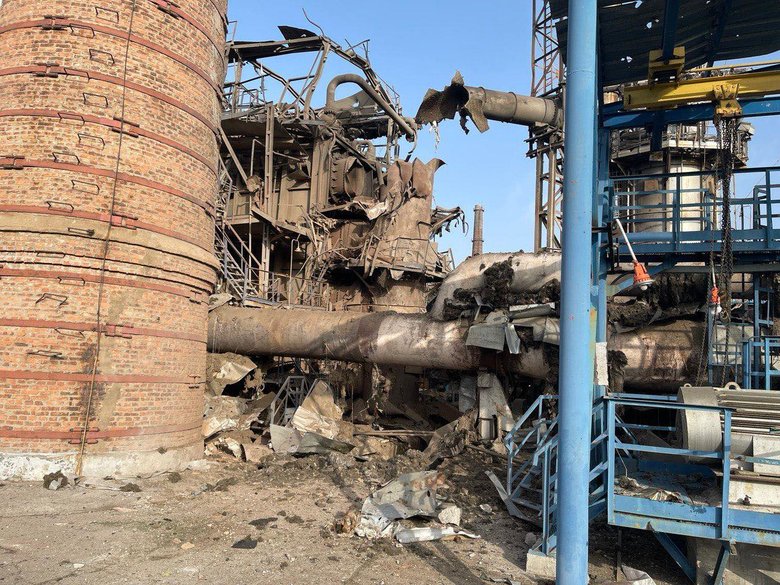 Photo of destroyed refinery in Kremenchuk 01