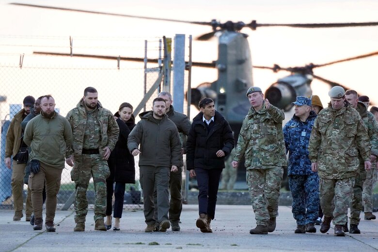 Zelenskyi and Sunak visit Ukrainian military training to drive Challenger 2 tanks 03
