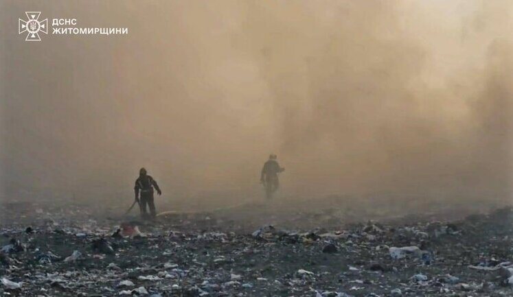 Сміттєвий полігон горить у Житомирі: школи перевели на дистанційне навчання. ФОТОрепортаж