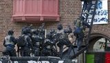 В Стокгольме захватили посольство Ливии : спецназ забирается через окна. ФОТОрепортаж