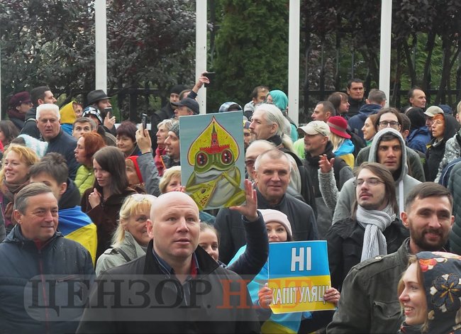 Учасники віче проти капітуляції прийшли під Офіс Президента 11
