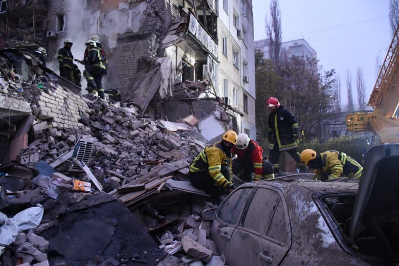 З-під завалів житлового будинку в Миколаєві рятувальники дістали тіла трьох загиблих 05 З-під завалів житлового будинку в Миколаєві рятувальники дістали тіла трьох загиблих 05