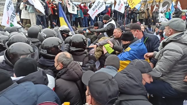 Протест ФОПів: Правоохоронці спробували демонтувати намети - застосовували сльозогінний газ 07