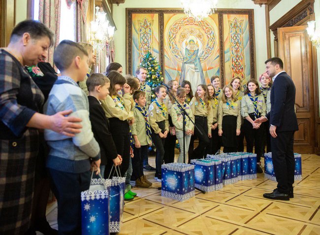 Пластуни передали Зеленському Вифлеємський вогонь 05