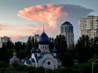 У небі над Києвом зявилася хмара, схожа на ядерний гриб: синоптики пояснили явище 03