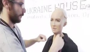 Найрозвинутіший робот у світі "завис" після запитання про корупцію в Україні на форумі в Давосі, - нардеп Шкрум. ФОТОрепортаж+ВІДЕО