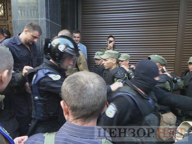 Під час мітингу під ГПУ проти екстрадиції в РФ Тумгоєва сталися сутички: мітингувальники бють вікна, їх у відповідь поливають водою зі шлангів 20