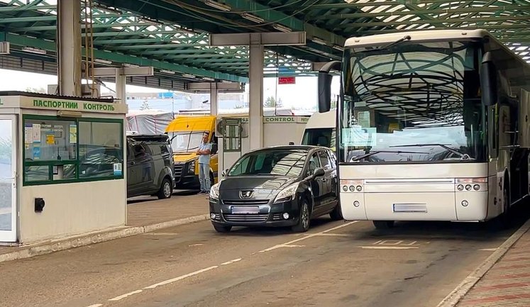 У "єЧерзі" з’являться нові опції для легкових авто та перевізників: про які функції йдеться?. ІНФОГРАФІКА