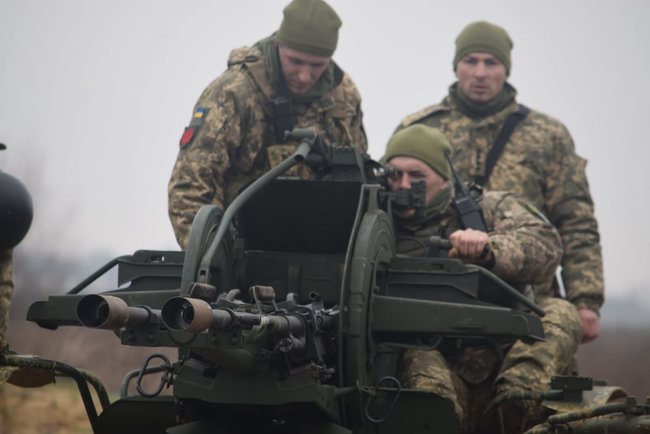 Піхотинці на Херсонщині тренуються знищувати наземні цілі з зенітних установок 03