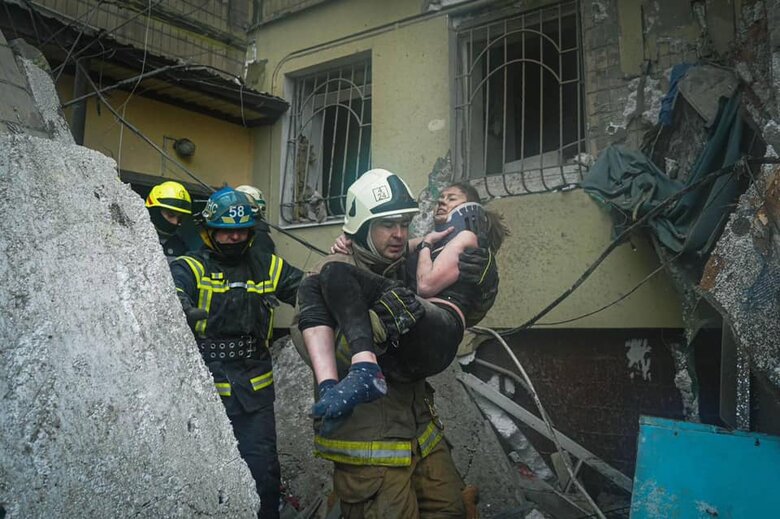 З-під завалів у Дніпрі дістали жінку 06