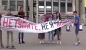 "Не тупите, не я объявляла войну": в Москве задержали участников акции в поддержку Земфиры. ВИДЕО