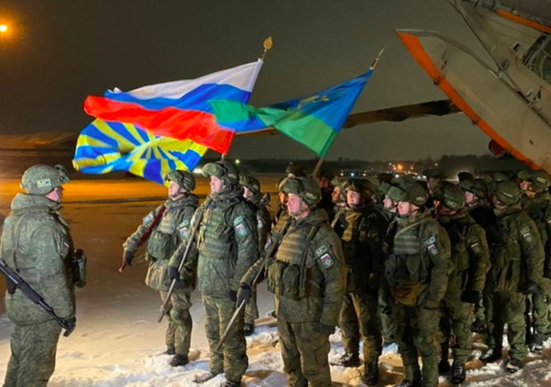 Четыре военных самолета с десантниками прибыли из Казахстана в Россию 02