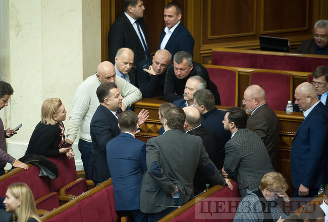 Блокування трибуни й аншлаг біля силовиків: як відбувається позачергове засідання Ради 04