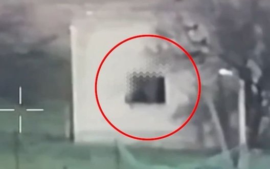 Два українські дрони почергово залетіли в будівлю та ліквідували пару окупантів. ВIДЕО