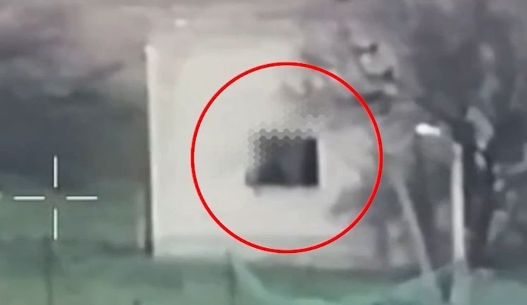 Два украинских дрона поочередно залетели в здание и ликвидировали пару оккупантов. ВИДЕО