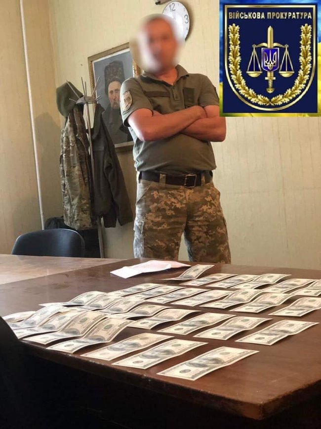 Під час одержання хабара $3000 затримали військового комісара міста Глухів, - військова прокуратура 03