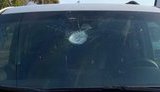 У Києві шматок, що відвалився від конструкції моста на вулиці Богатирській, впав на автомобіль. ВIДЕО