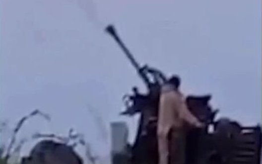 Бійці 121-ї бригади ТрО показали бойову роботу зенітної установки Bofors L70 під час захисту неба над Одещиною. ВIДЕО