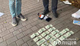 В Черновцах сотрудник военкомата попался на взятке 2,7 тыс. долл. за помощь в уклонении от призыва, - Нацполиция. ФОТО