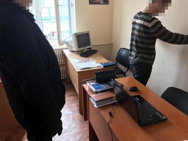 Полицейский в Тернополе задержан на взятке в 2 тыс. грн 01 Полицейский в Тернополе задержан на взятке в 2 тыс. грн 01