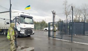 В 2020 году международные организации отправили в ОРДЛО 76 автоколонн гумпомощи, Россия - 5, - Мендель