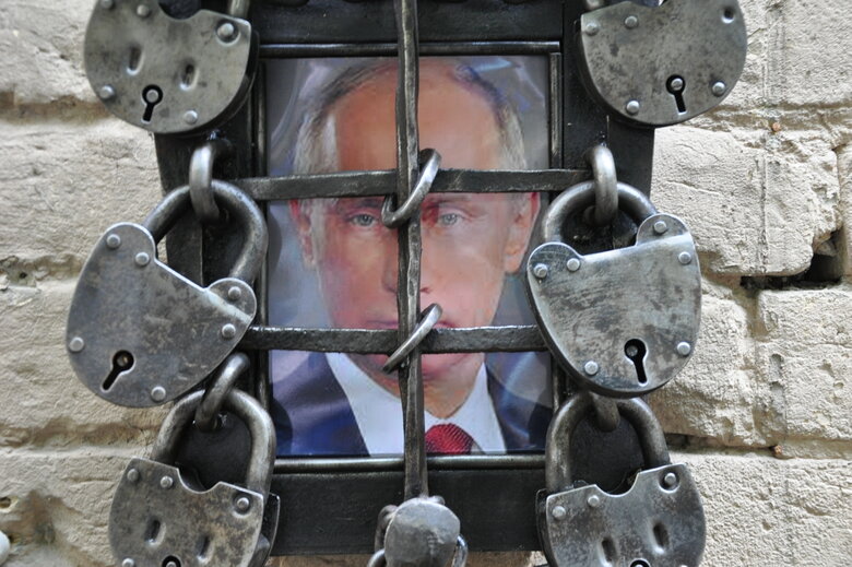 Кресло-катапульта, образцы снарядов и личные вещи рашистов: На Андреевском спуске открылась благотворительная выставка Спротив-2022 31 Кресло-катапульта, образцы снарядов и личные вещи рашистов: На Андреевском спуске открылась благотворительная выставка Спротив-2022 31