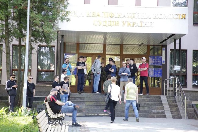 Невідомі спортивної зовнішності заблокували роботу ВККСУ 01