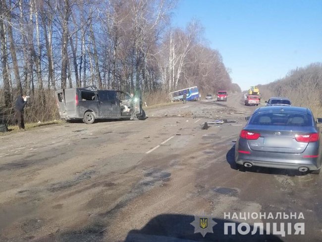 Неподалік Сум зіткнулися мінівен і рейсовий автобус, троє загиблих, - поліція 01