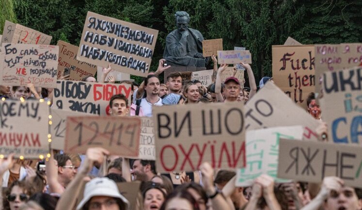 Довіра до Зеленського серед молоді впала на 15% після скандалу з НАБУ і САП, - опитування