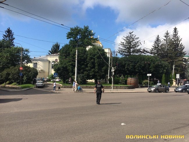 Man with bomb hijacks passenger bus in Lutsk, hostage alert announced in region 03
