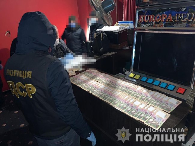 Полиция задержала преступную группу, которая выбивала из предпринимателей несуществующие долги в Хмельницком 01