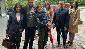 Хлопчика, якого утримували в посольстві Данії в Києві, віддали матері, - Клімкін
