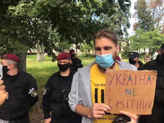 Полиция мешает экоактивистам проводить под Радой акцию в поддержку сортировки мусора: взяли в кольцо, действуют, как гопота, - Казанский 06