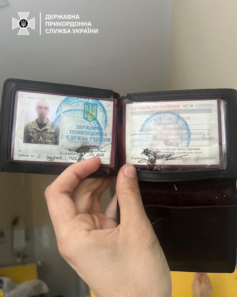 Куля застрягла у посвідченні прикордонника
