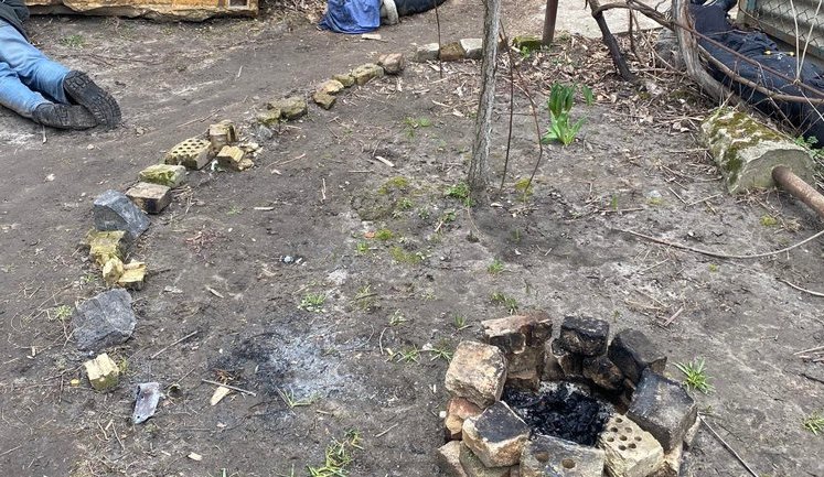 Число жертв среди мирного населения Бучи значительно больше: начали находить людей, которых пытали во дворах и домах. ФОТО 18+