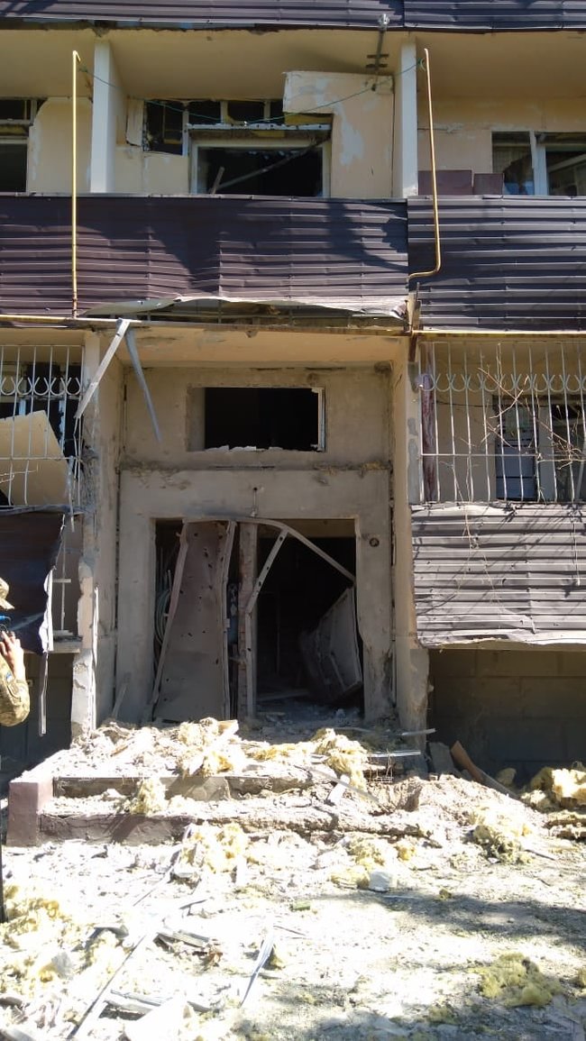 Наслідки російського обстрілу Кряківки із застосуванням ствольної 122-мм артилерії. Пошкоджено житловий будинок і автомобіль 03