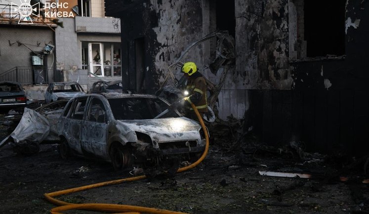 Нічний удар РФ балістикою по Києву: загинула людина, 17 поранених. Пожежі охопили п’ять районів столиці. ФОТОрепортаж