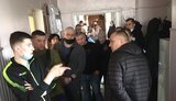 На Сумщині госпіталізували перших поранених українських бійців. Сотні громадян прийшли до лікарні, щоб здати кров. ФОТОрепортаж