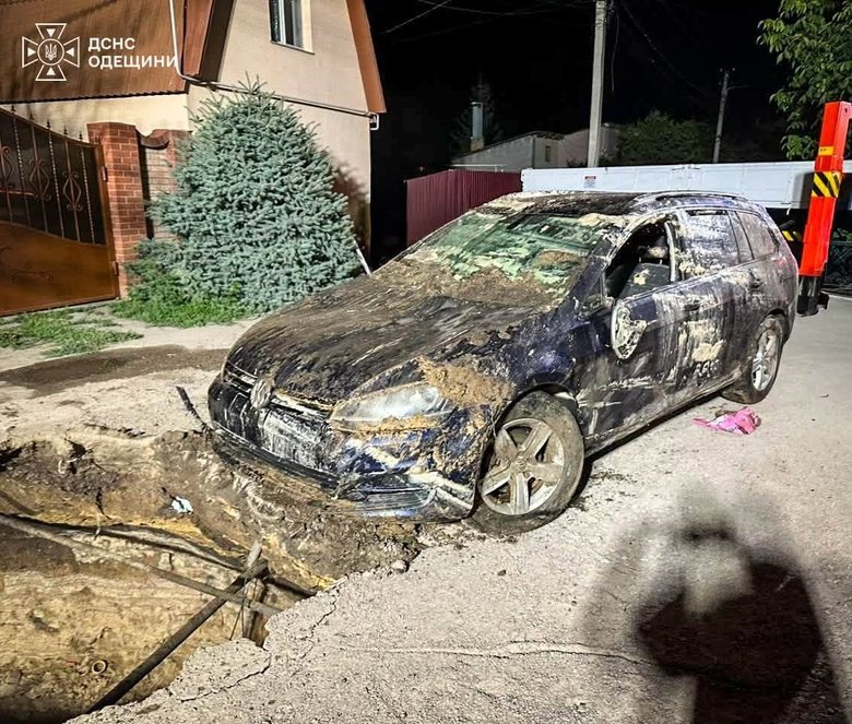 In Odesa, a Volkswagen fell through the ground whilst driving