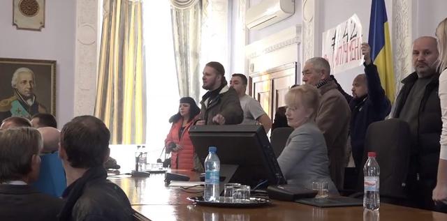 Прихильники екс-мера Миколаєва заблокували сесію міськради, поліція повідомила про замінування будівлі, - НикВести 02