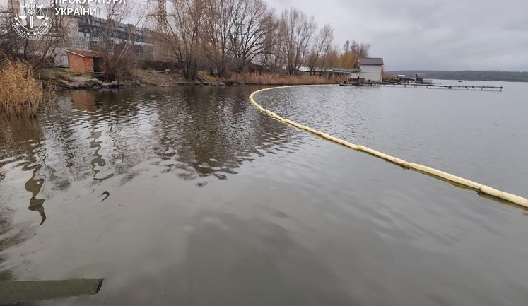 Fuel oil spill recorded in Southern Bug near Ladyzhyn TPP. PHOTOS