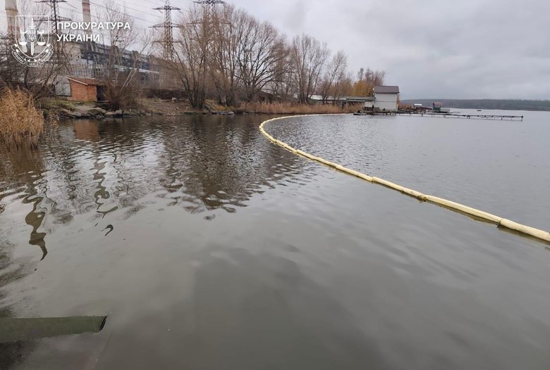 Fuel oil spill in the Southern Bug River near the Ladyzhyn Thermal Power Plant